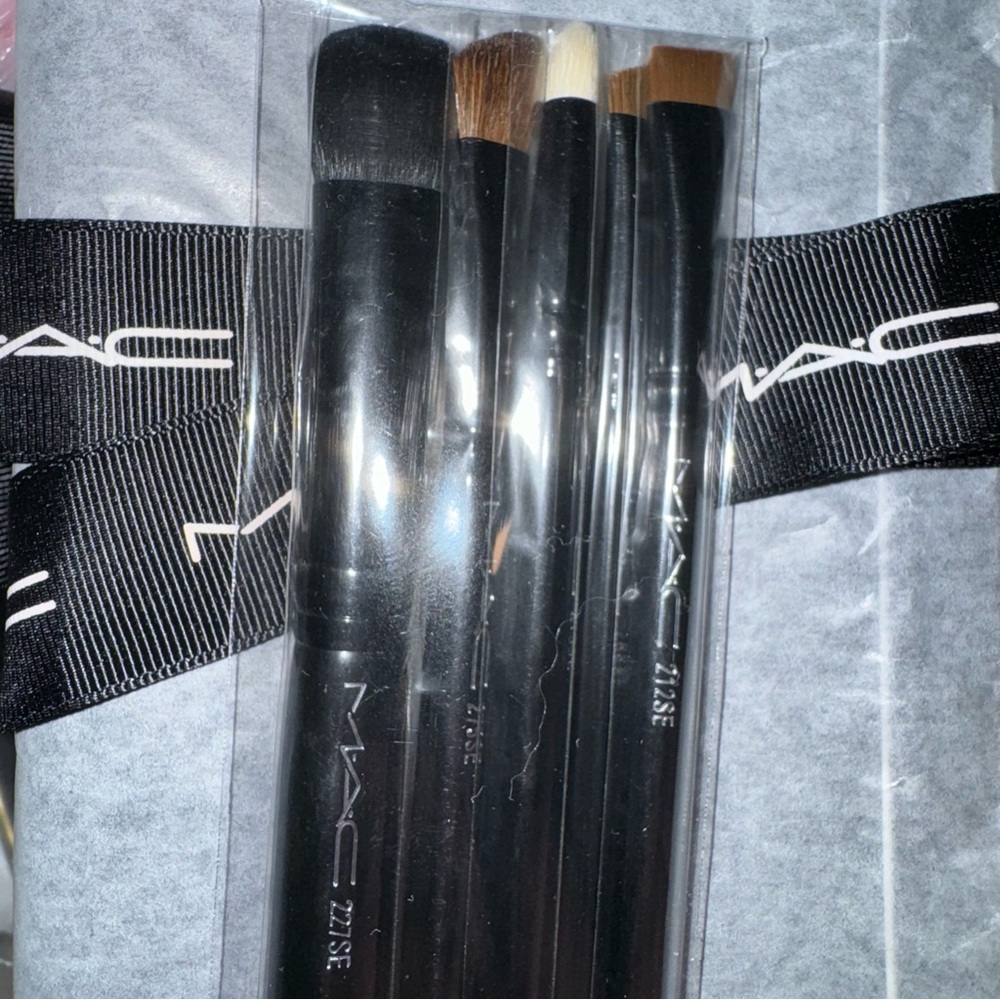 MAC Cosmetics Black Brush Holder Set and Case